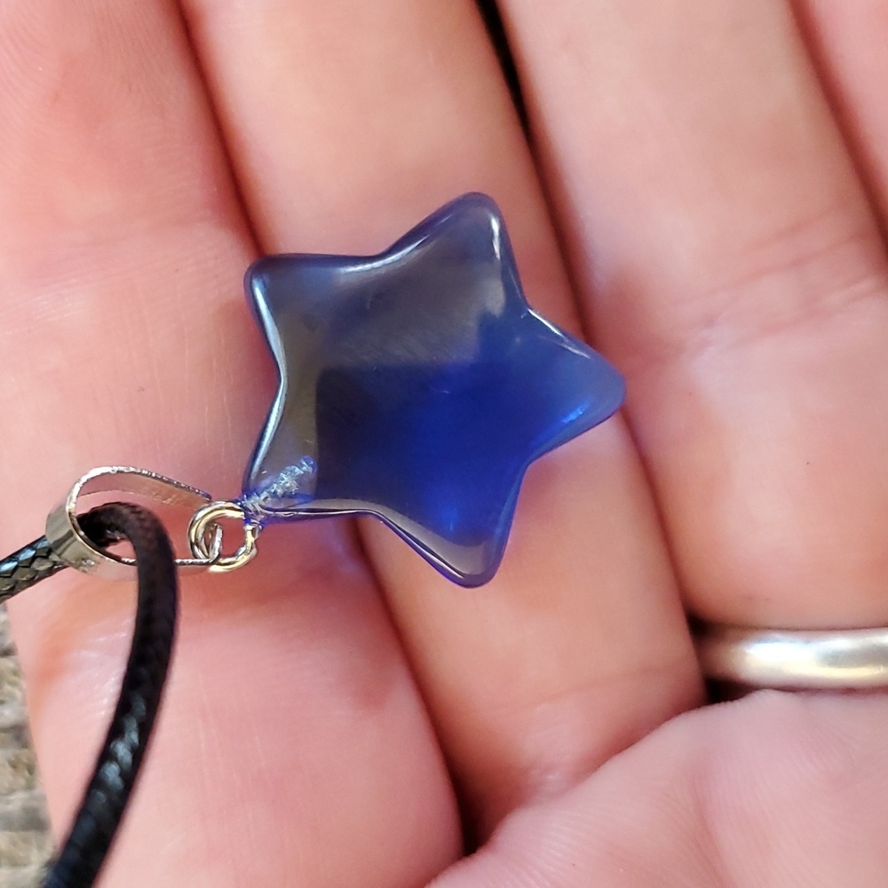 Glass star pendant necklace - Picture 3 of 3
